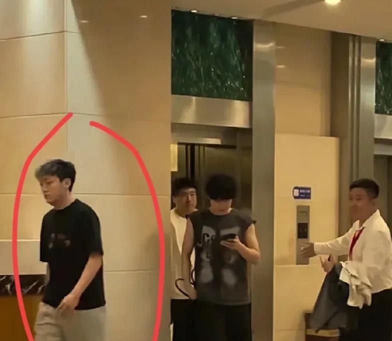 大头真的有点慌，他昨天不仅带了曹巍还带了王晨策，这是带了两个保镖啊！估计是