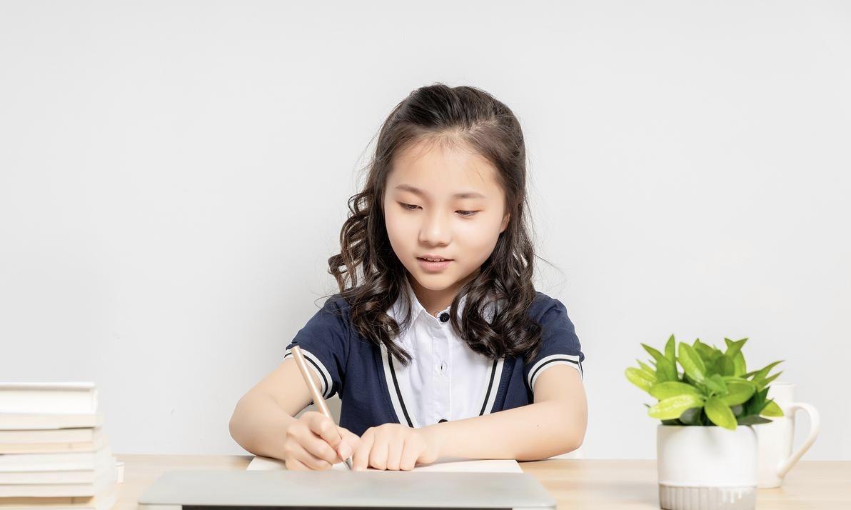 孩子没写作业，家长和老师谁该背锅？下午收到班主任微信质问时，我正忙着整理文