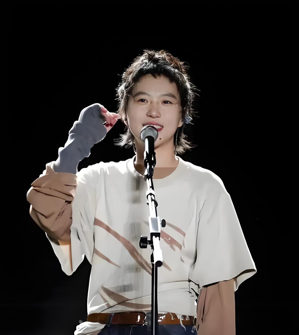 窦靖童上海演唱会，亲爸窦唯、前爸李亚鹏、现爸谢霆锋齐齐来助阵，这排面太有爱了！能