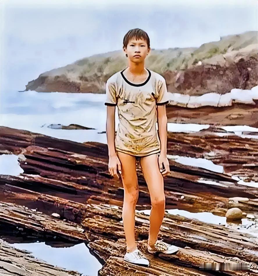 上世纪70年代，小男孩在海边游玩时的留影旧照，谁也没有想到，当年这个看似瘦小邋遢