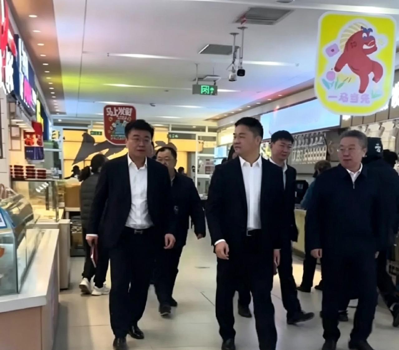 逛超市碰见刘强东了，一身黑西装配白衬衫，没打领带。后面跟着好几个随行的人，走得挺