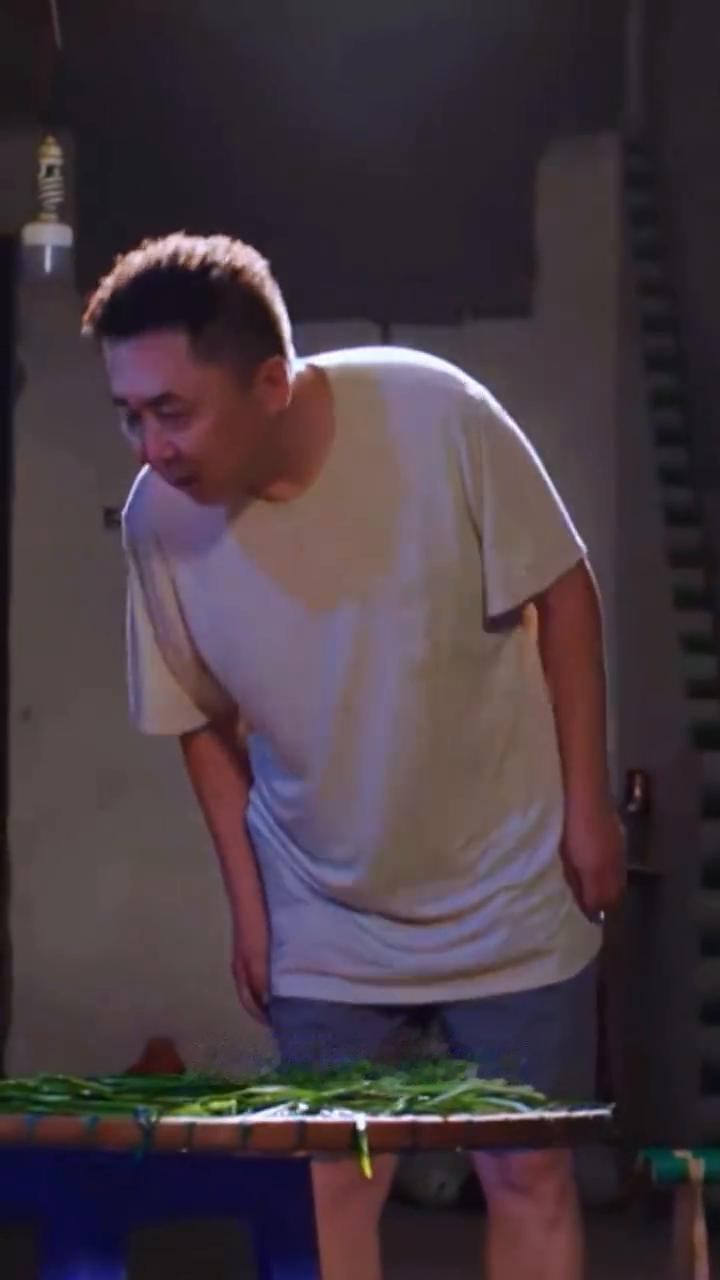 腌糖蒜。普通老百姓过日子就没那么讲究了。·买回来的蒜底下蒜根切下去不要，先得