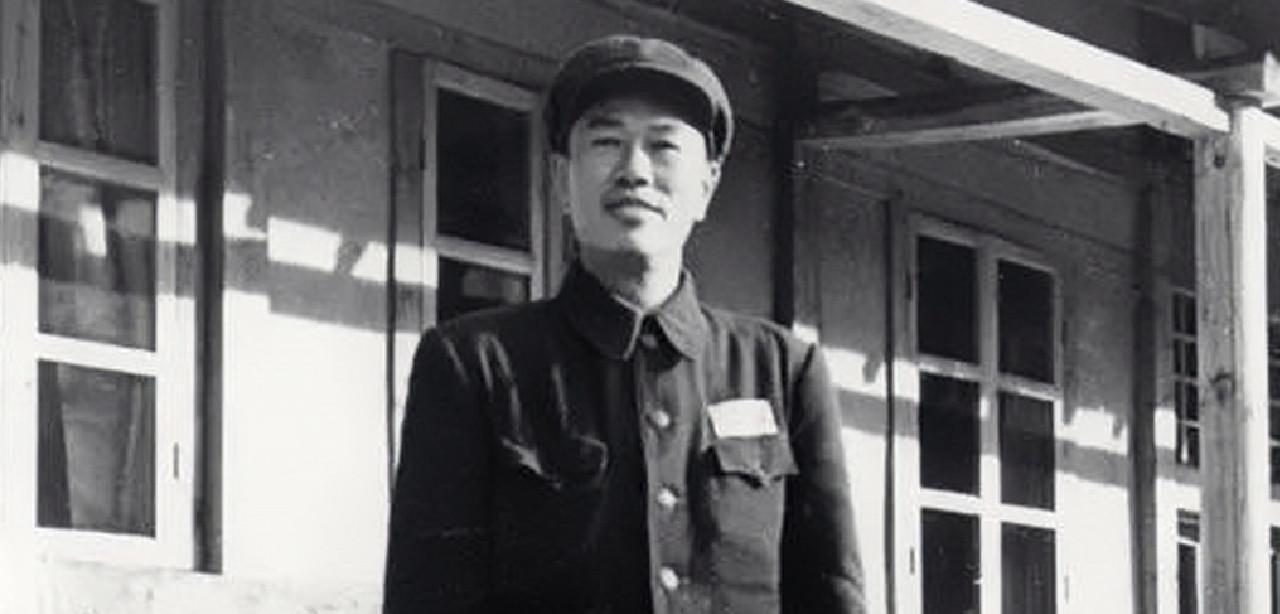 1973年，成都军区司令员秦基伟开会时，忽然看到台下一人，心里不是滋味，他从大会