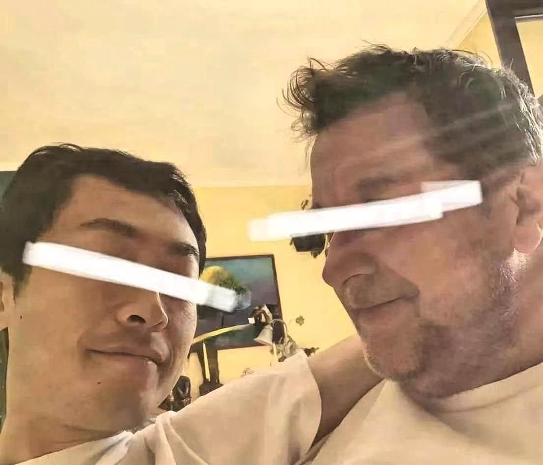 沈阳那位大姐，抱着手机哭到天亮，眼睛肿得像核桃，最后狠心把账号都注销了。事情的起