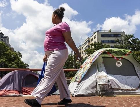 我跟你讲，那个所谓的美国“斩杀线”，很多人都理解错了。它根本不是你穷得叮当响，也