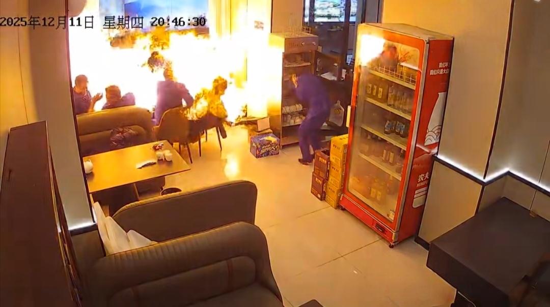 监控拍下北京一餐厅卡式炉爆炸起火：火势裹住8人，有人头发烧成“自来卷”。刚