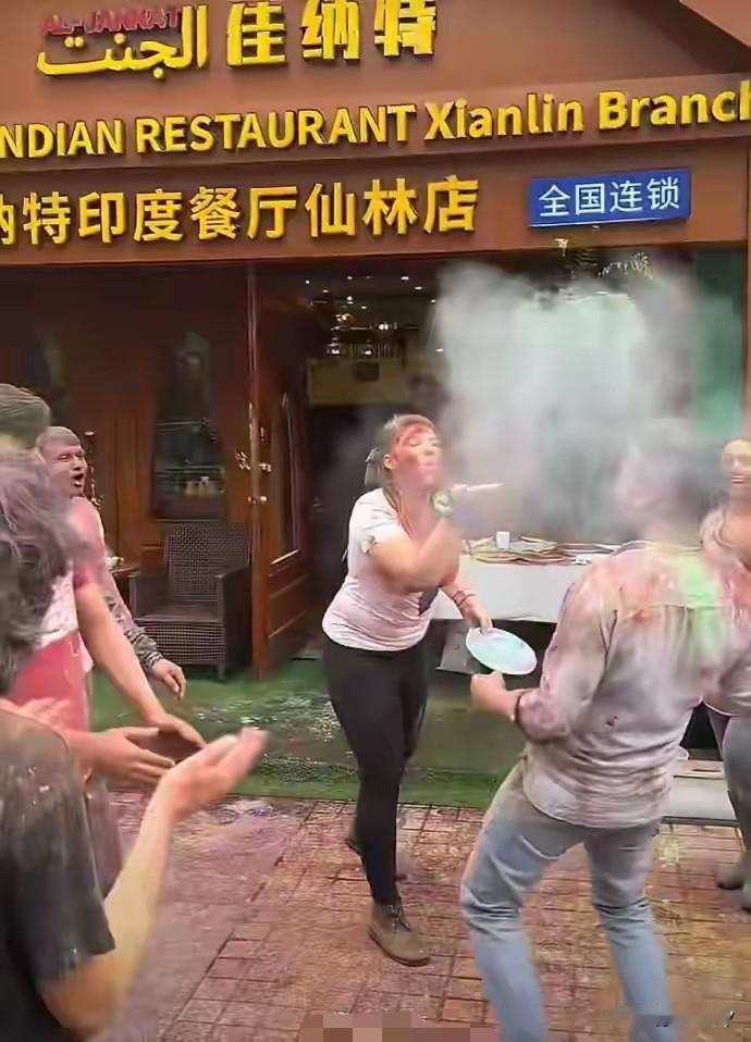 真是没有规矩！南京仙林印度餐厅门口发生了一起令人无法容忍的闹剧！一群印度人没