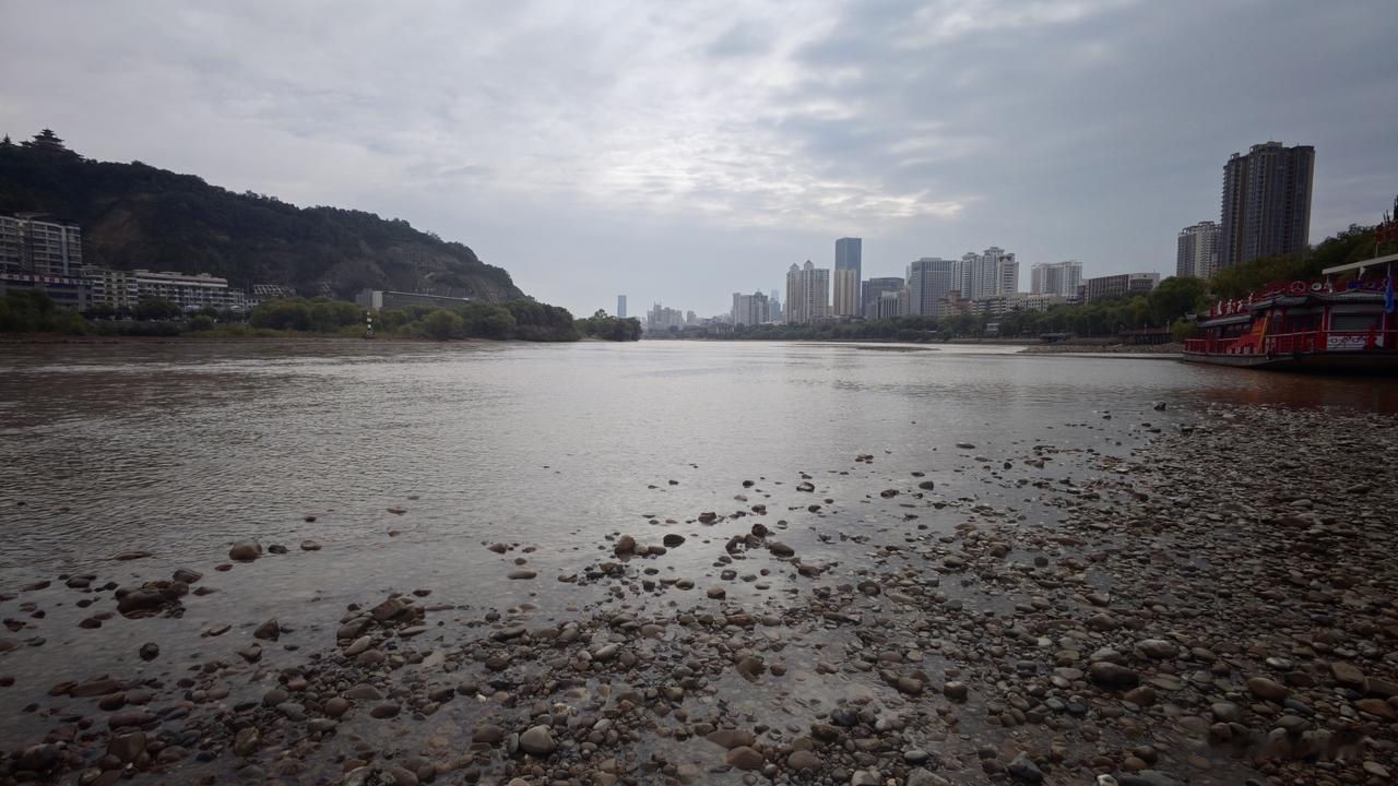 黄河边为什么很少有大城市？黄河行摄，已经走过4000多公里，刚刚走过兰州。这