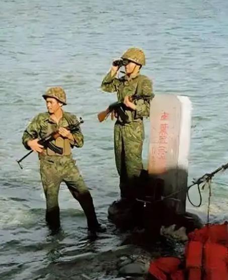 1990年，我国驻扎在南薰礁的11名战士突然失联，后续介入调查后发现，6人死亡，