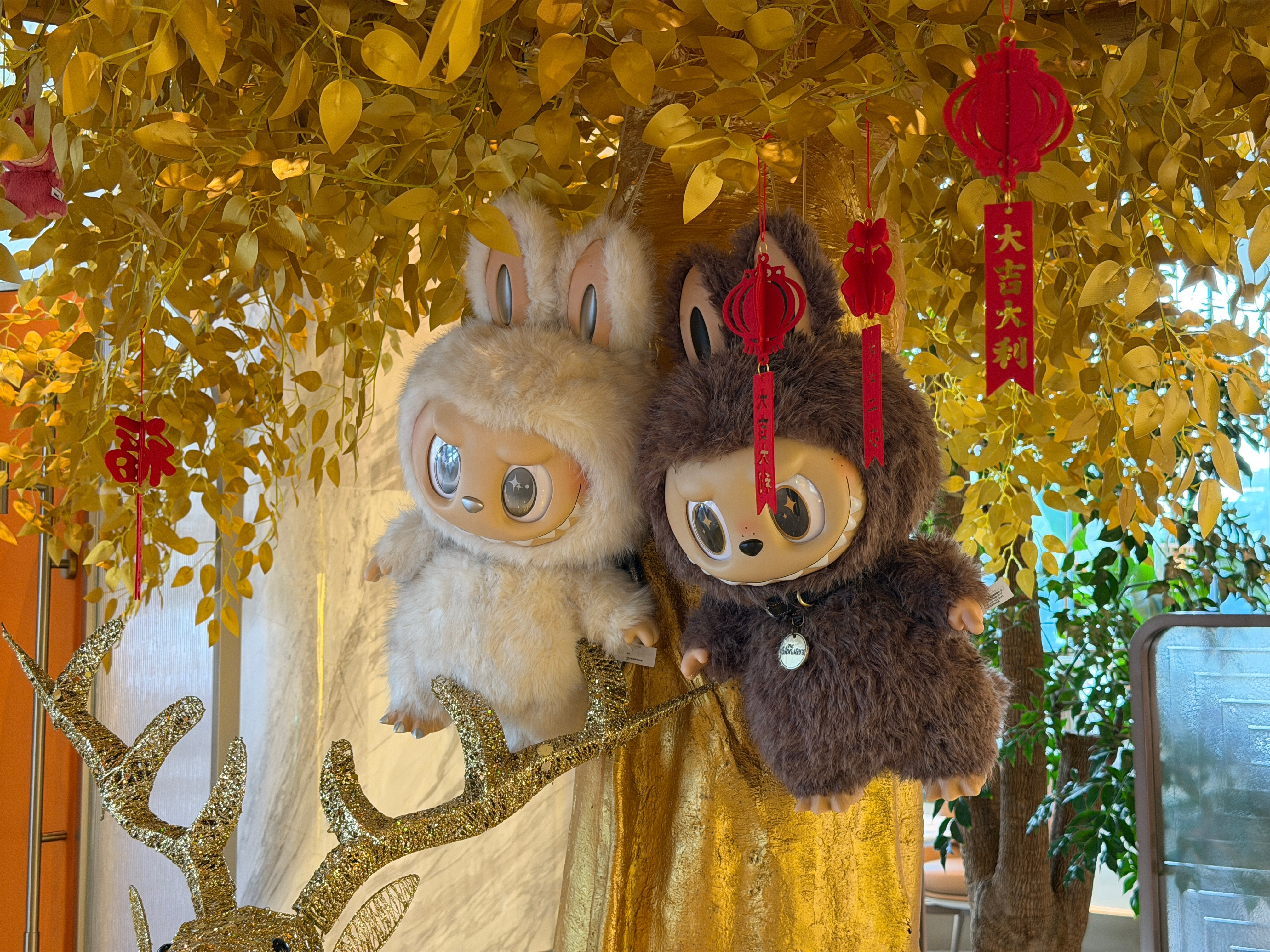 酒店大堂的树上🌲竟然长labubu了！其实我今天是猎人那……可以摘一个两个的吗