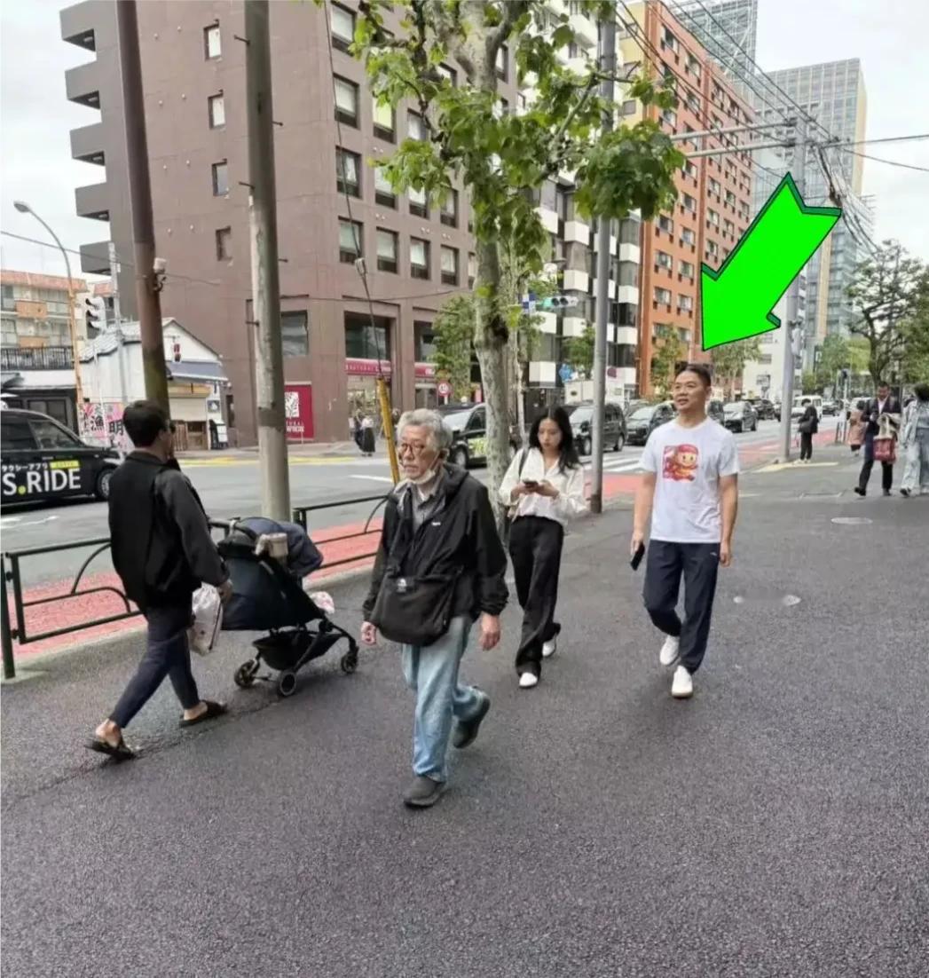 2025年5月10日，京东创始人刘强东现身日本东京街头，引发网友热议。照片里，刘