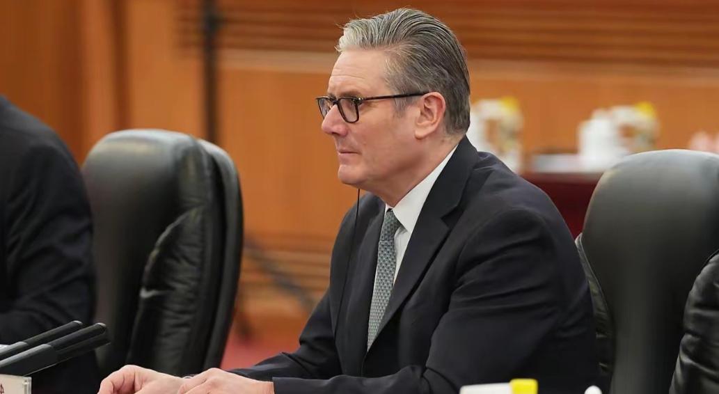 1月30日，斯塔默送给中方一颗英超的足球作为礼物后，中方回赠的“国礼”更绝，不仅