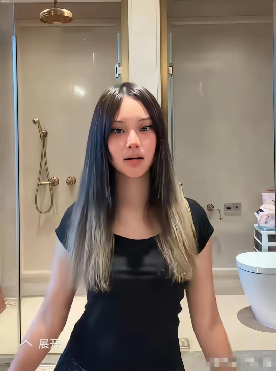 天哪，这是小甜馨！贾乃亮和前妻李小璐的女儿小甜馨长大了，是这样式的。怎么感觉小甜