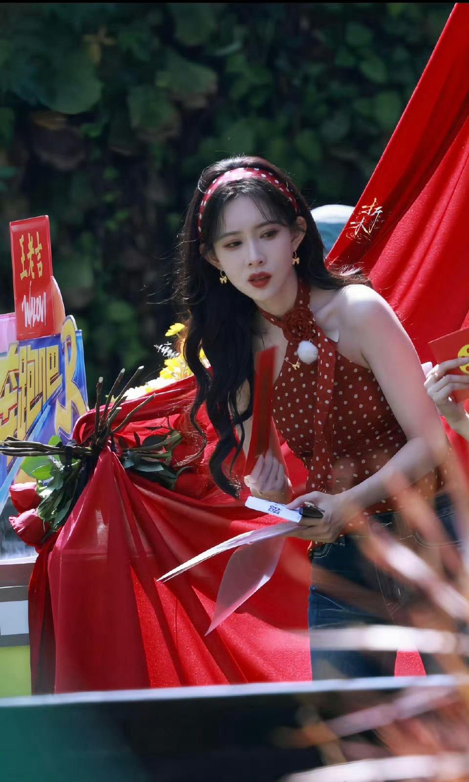 孟子义腰比名牌细官方身高170cm的孟子义，穿上高跟鞋后视觉高度接近180cm，