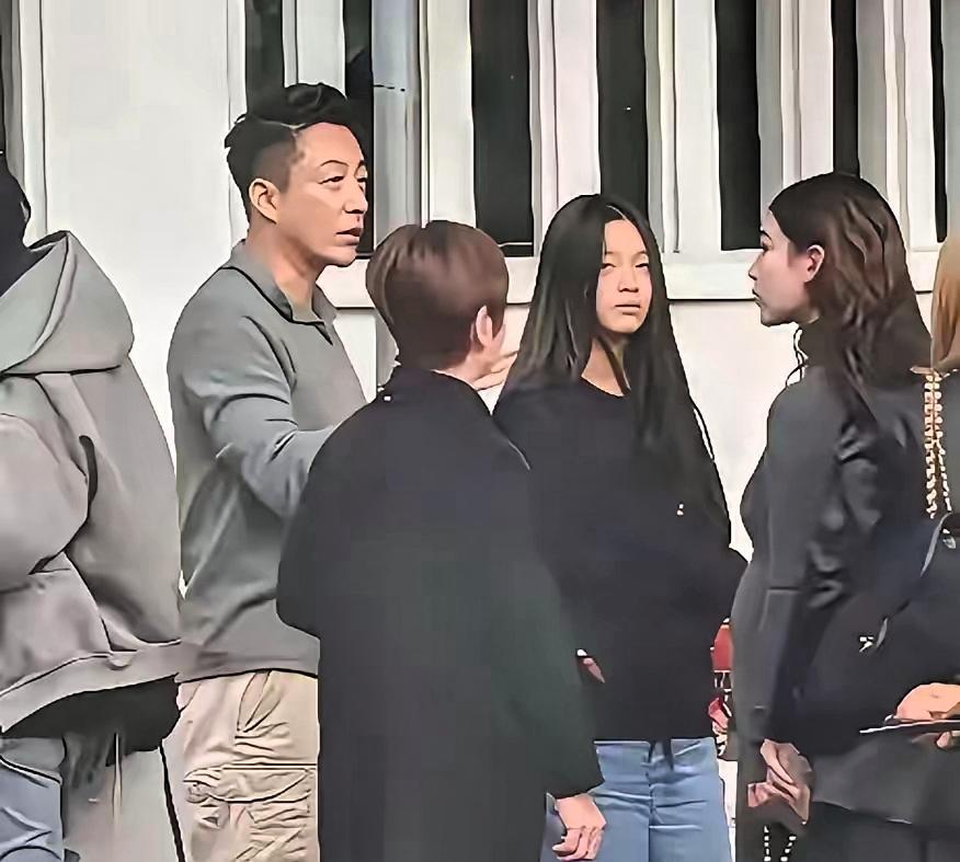 徐家姐妹的颜值基因一直备受热议，可看完小玥儿高清正面照，大众才恍然大悟！这也是小