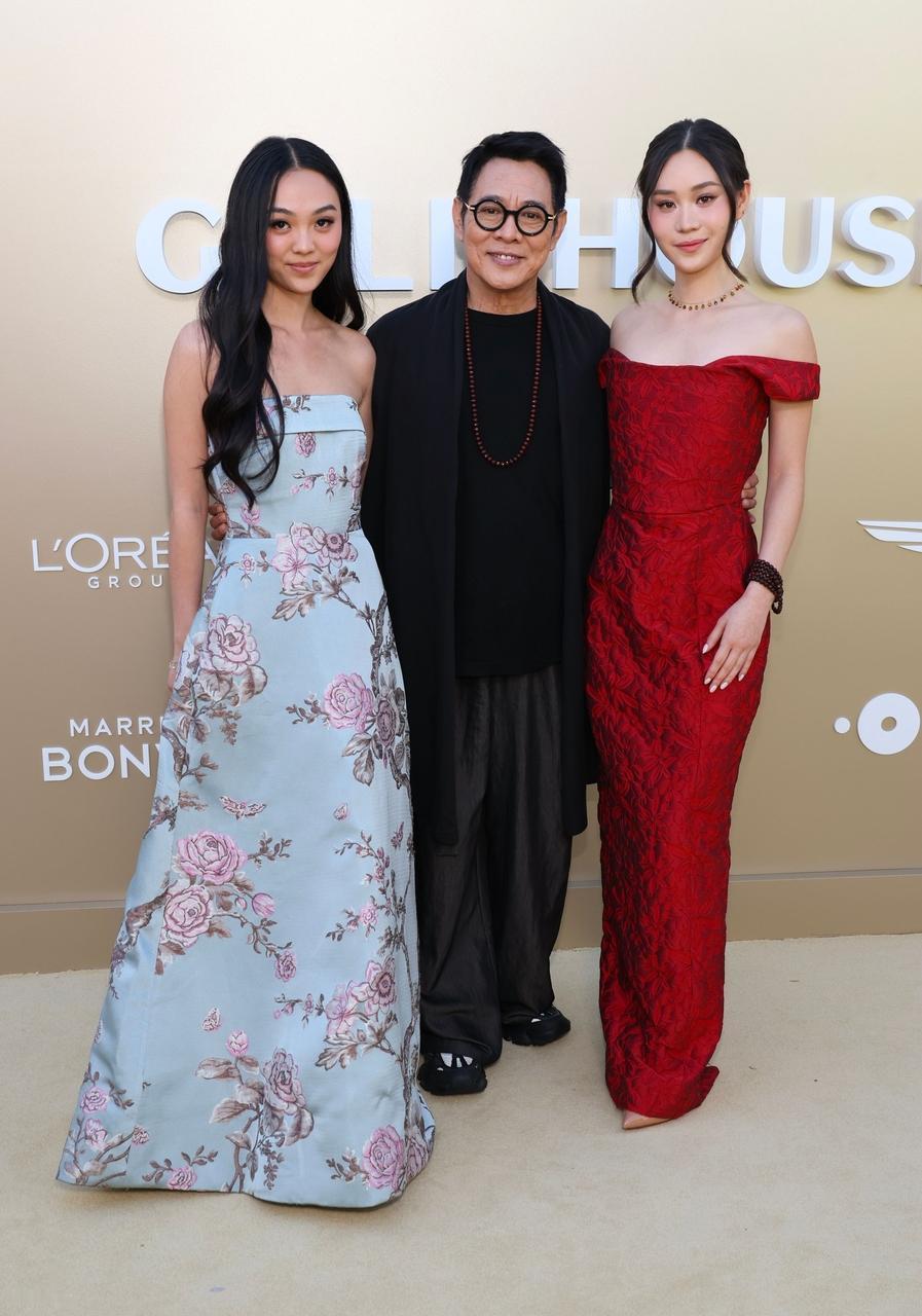 近日李连杰和两个女儿一起出席时尚活动，三位搭配的都很有特色。李连杰穿了一身黑