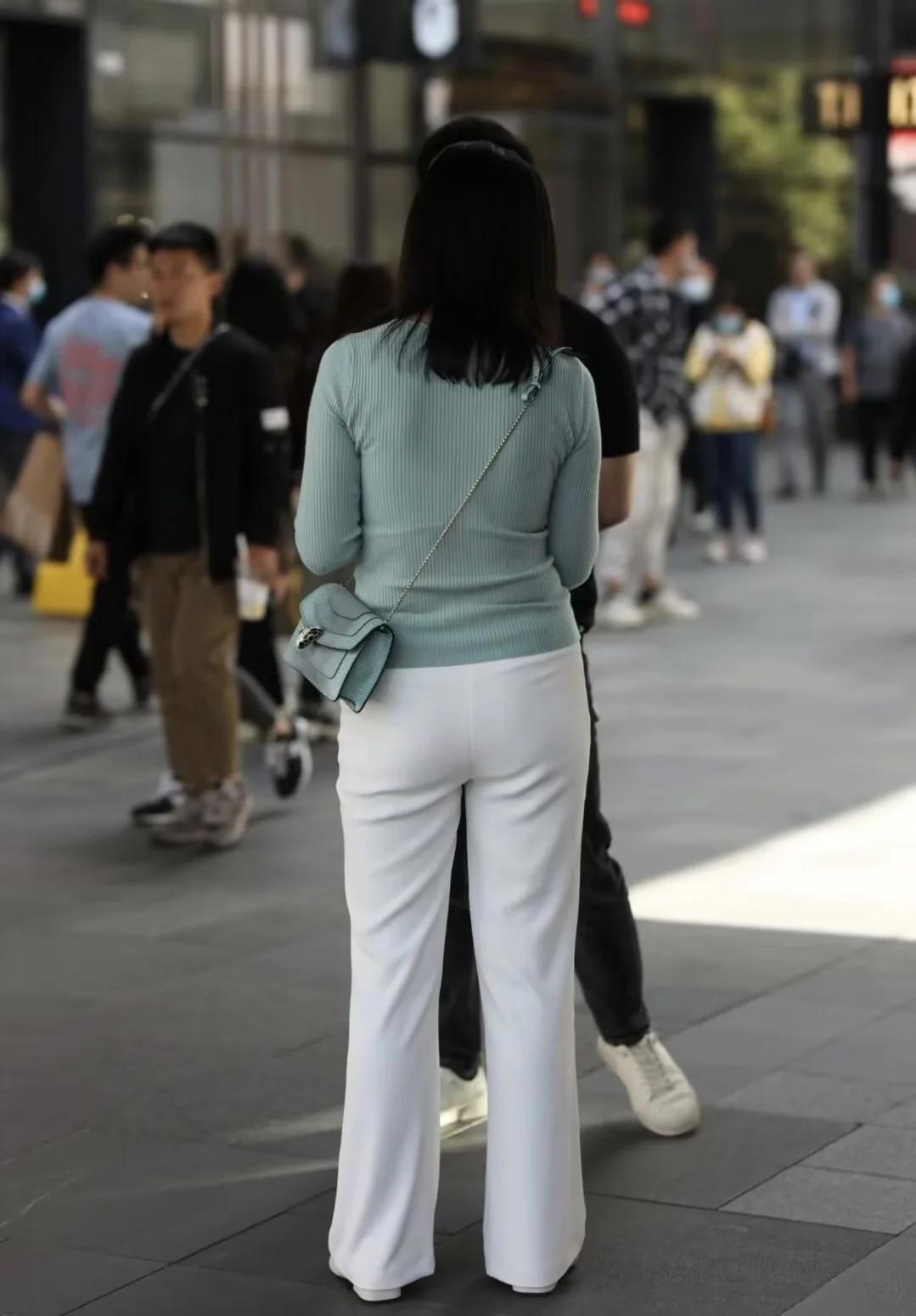 《最容易身体出轨的十种女人》1、两地分居的女人2、夫妻不和的女人3、思想开