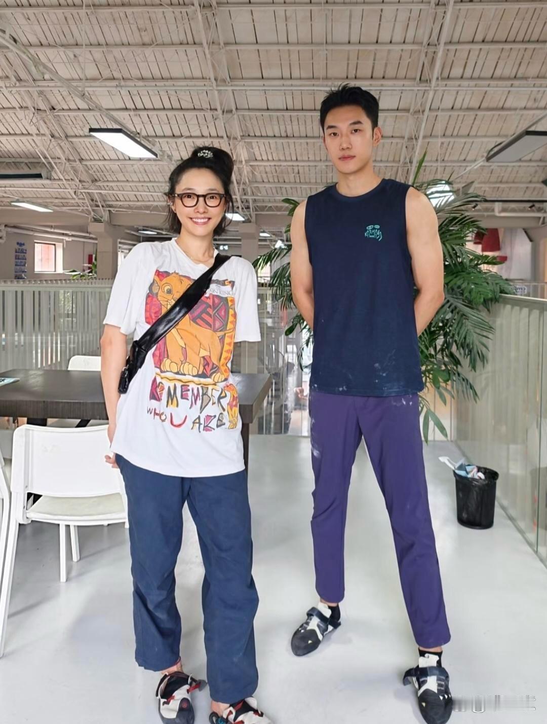 北京攀岩馆偶遇四十二岁的白百何，穿的很随意，完全不在意明星形象​​​