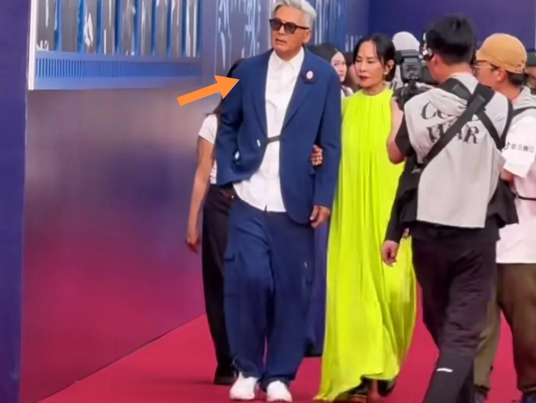 周润发和夫人到深圳出席活动。