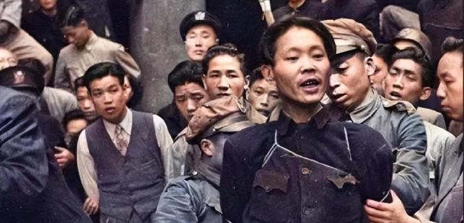 1947年，一名共产党员被押赴刑场途中，警觉地观察着围观的人群，果然看到了一副熟