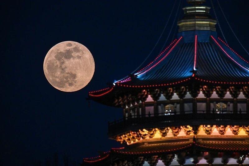 昨晚，2026年首个“超级月亮”，如约现身夜空[吐舌头眯眼睛笑]你拍到了嘛？没关系，来我