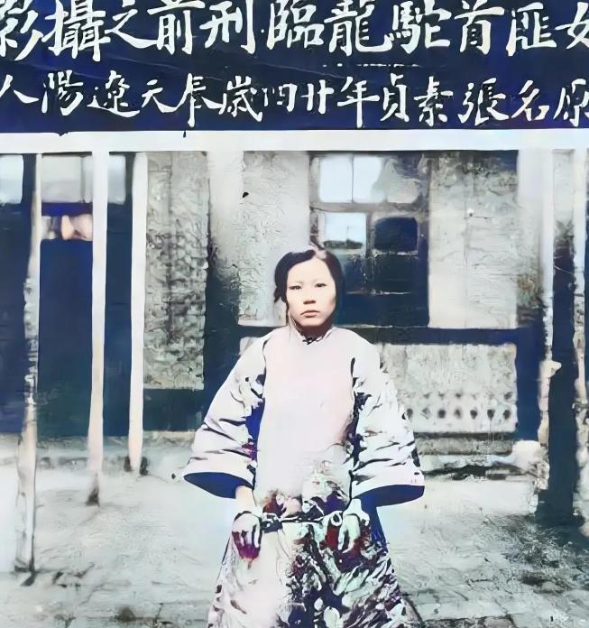 1925年，24岁青楼女子张素贞，和往常一样接客。不料，大汗淋漓之际，一把枪突然