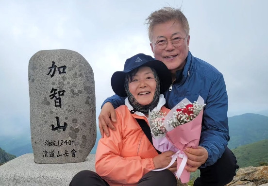 文在寅和夫人赏花！夫妻俩满头白发笑得很开心，退休生活惬意得很