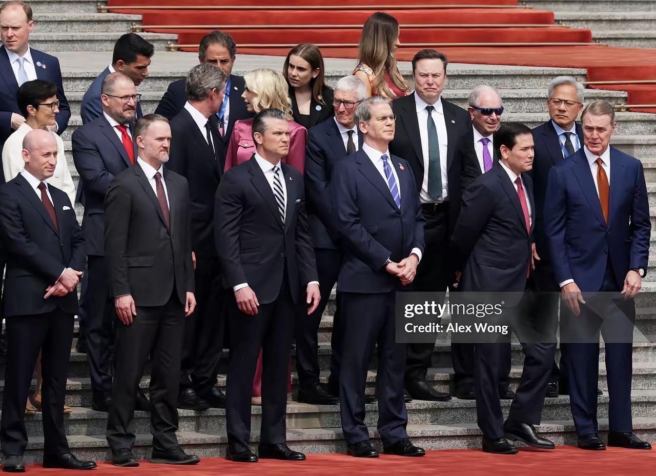 5月14日，在观看中国人民解放军仪仗队现场，美国战争部长，赫格赛斯，一脸“严肃”