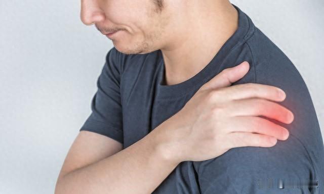 冬天肩膀又僵又痛？做好2件事，舒服一整季！天一冷，整个人就像被冻住似的，动都