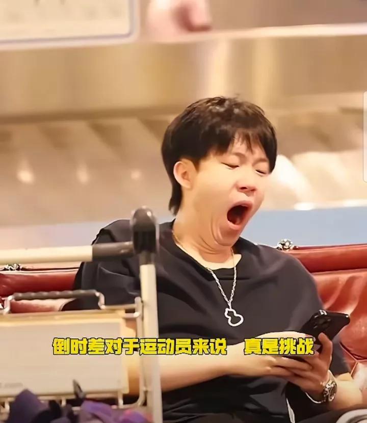 王楚钦“国乒第一美腿”我忍三大赛冠军为0我也忍可是当他说出这句话的时候，我是