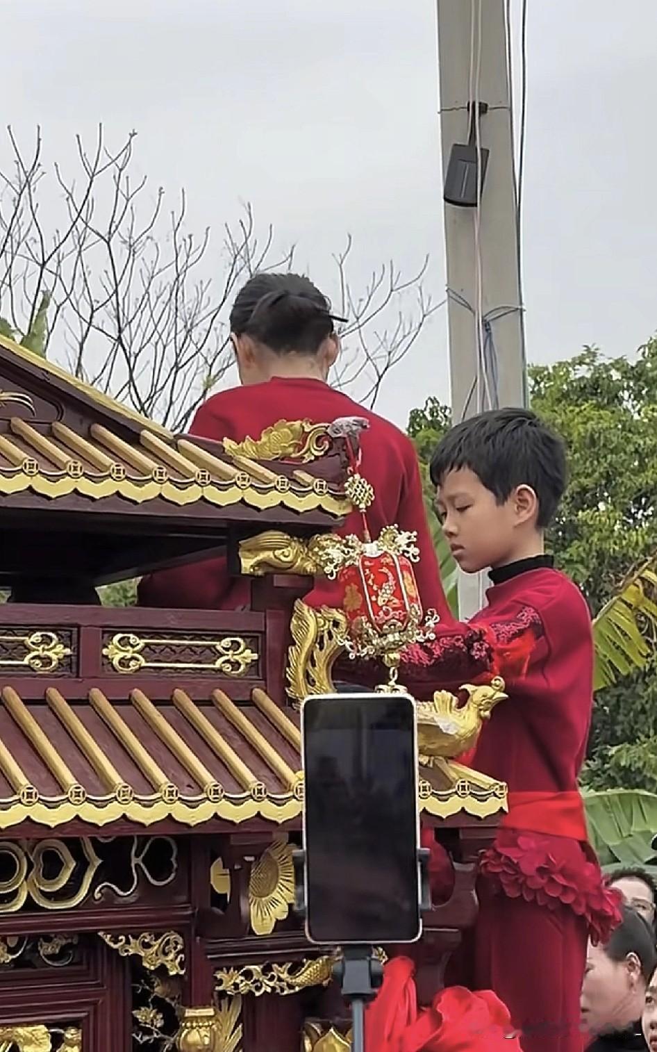 小妈祖”闹脾气不想出巡了一个守了十年香火的孩子想卸任，结果新找来的替补根本“