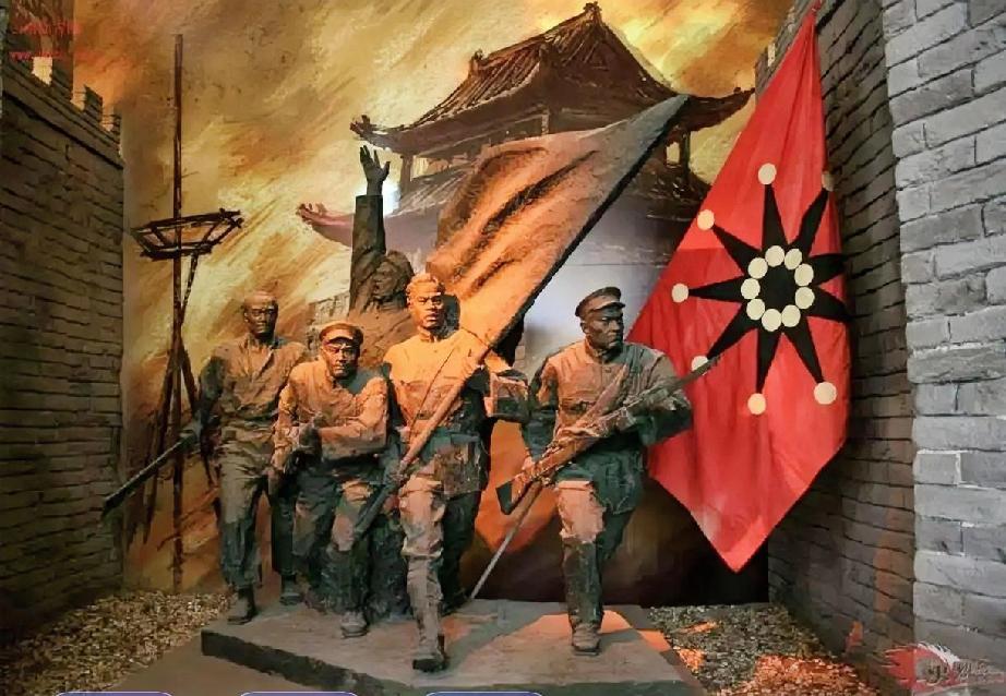 有人张嘴就来：中国历史上哪有红底黑图的旗帜？武昌起义那声枪响里，革命军举的铁血十