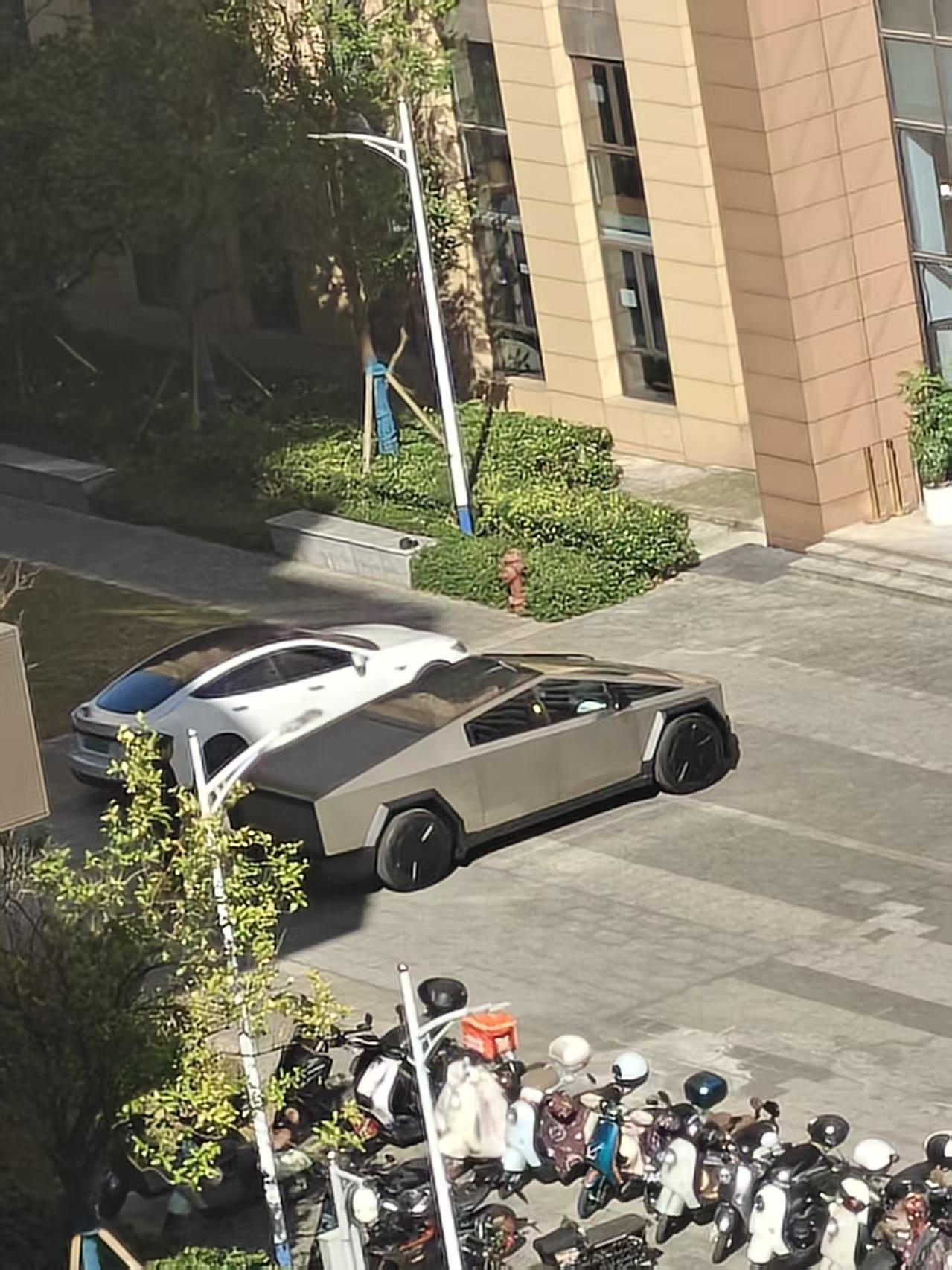 在园区终于看到特斯赛博拉皮卡了，赛博朋克科技感拉满，看的人也很多。还没上牌，估