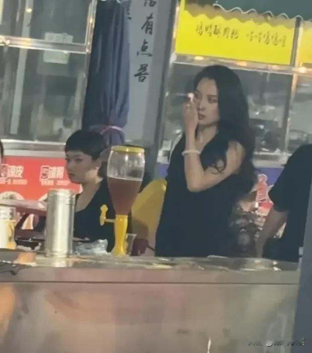 森林北，引起争议！8月1日，有网友在某夜市偶遇了森林北，该网友把视频传到了网