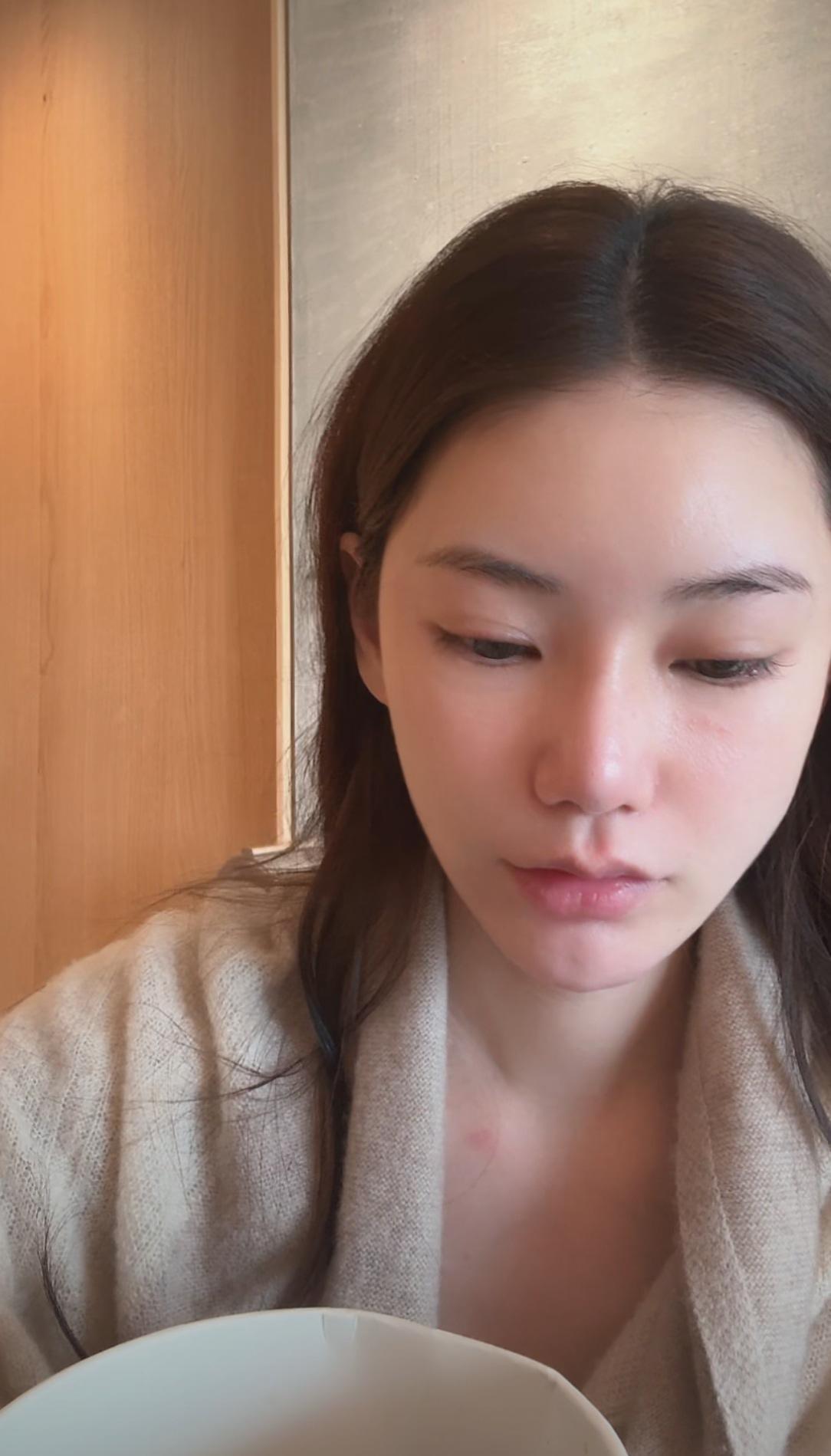 马筱梅素颜出镜直播。回京没几天的马筱梅迅速开启工作状态而且是近乎疯狂的状态。今