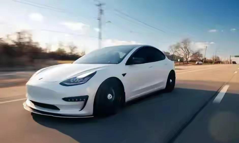 特斯拉卖一辆车赚1.6万，比亚迪卖一辆赚1万。但比亚迪的毛利率还比特斯拉高。你品