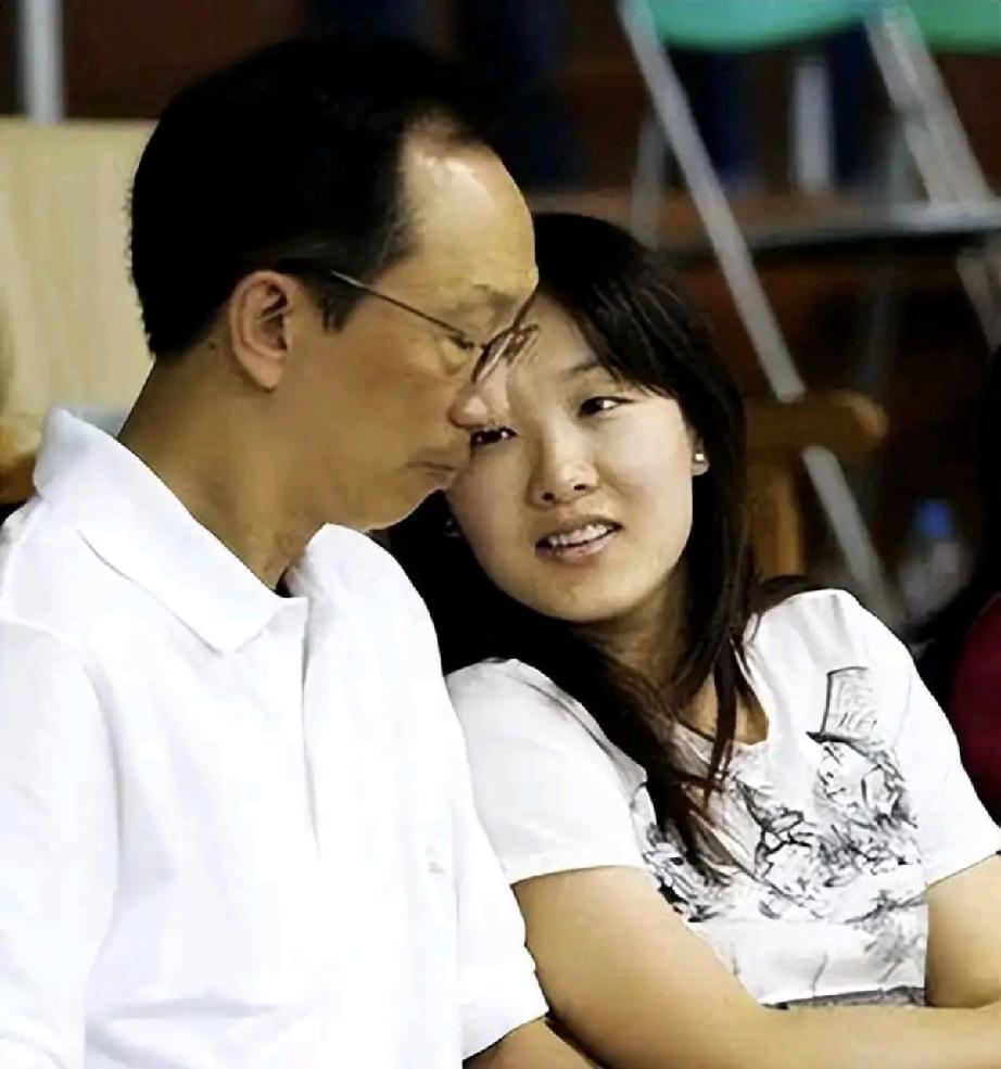 伏明霞是个有福之人。她自身很优秀，丈夫把她当女儿疼，老夫少妻的婚姻也稳定。儿