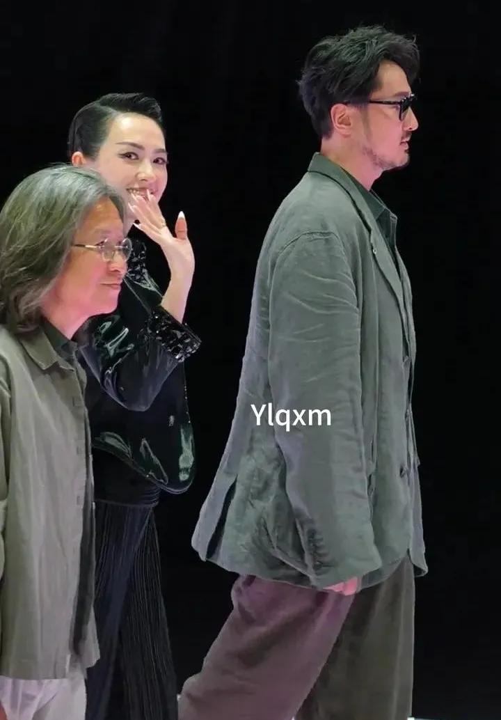 在抖音电影奇遇夜的红毯之上，章子怡与王传君一同现身。王传君可真是气场十足啊！身材