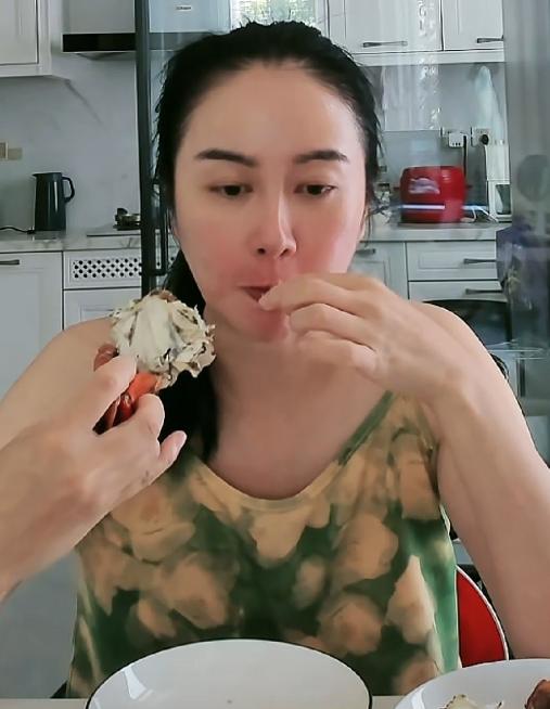 有网友问叶璇："为什么那么多女明星生完孩子后，身材恢复得那么快，跟没生过一样？"