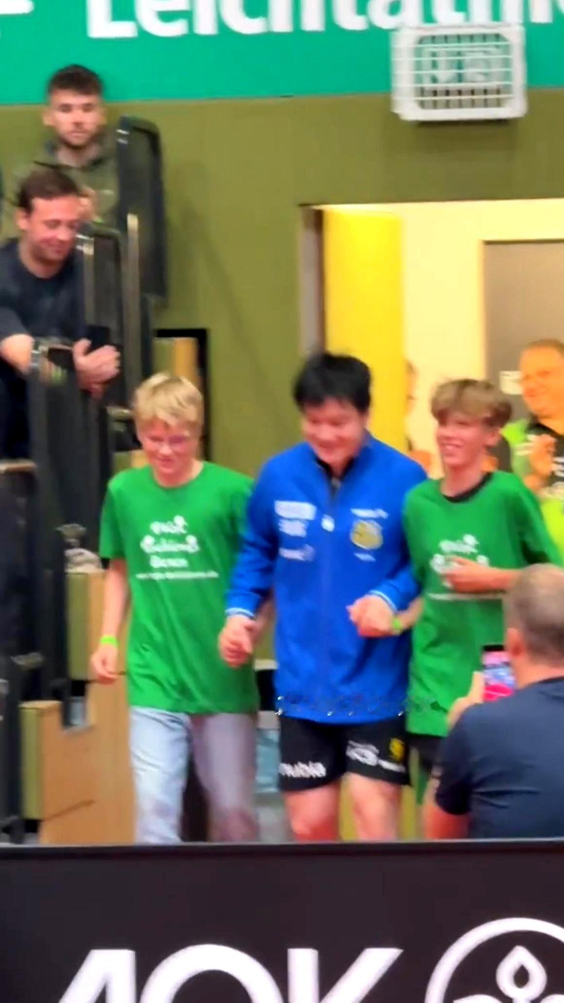 樊振东萨尔布吕肯谢幕战完美收官！入场时他牵着小球童跑步进场，脸上挂着笑。