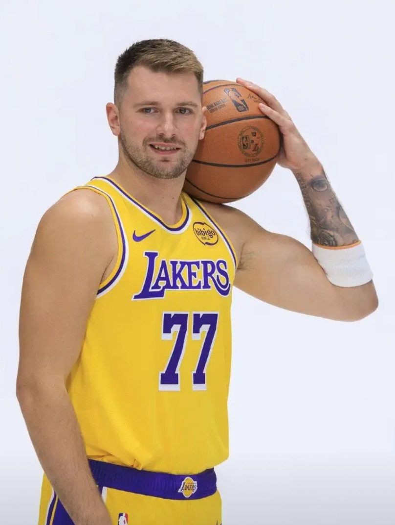 在保留东契奇的情况下，下赛季湖人如何交易才能夺冠？大家认同我的观点吗？首先咱