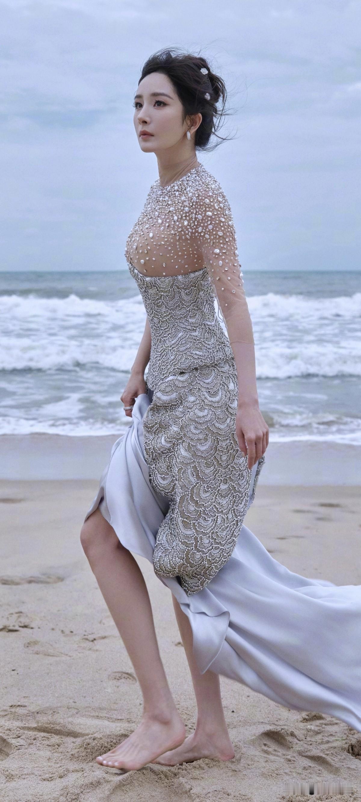 杨幂海边遛马​​​！大幂幂这是要策马奔腾吗？海边的风都挡不住她的美！杨幂野性风