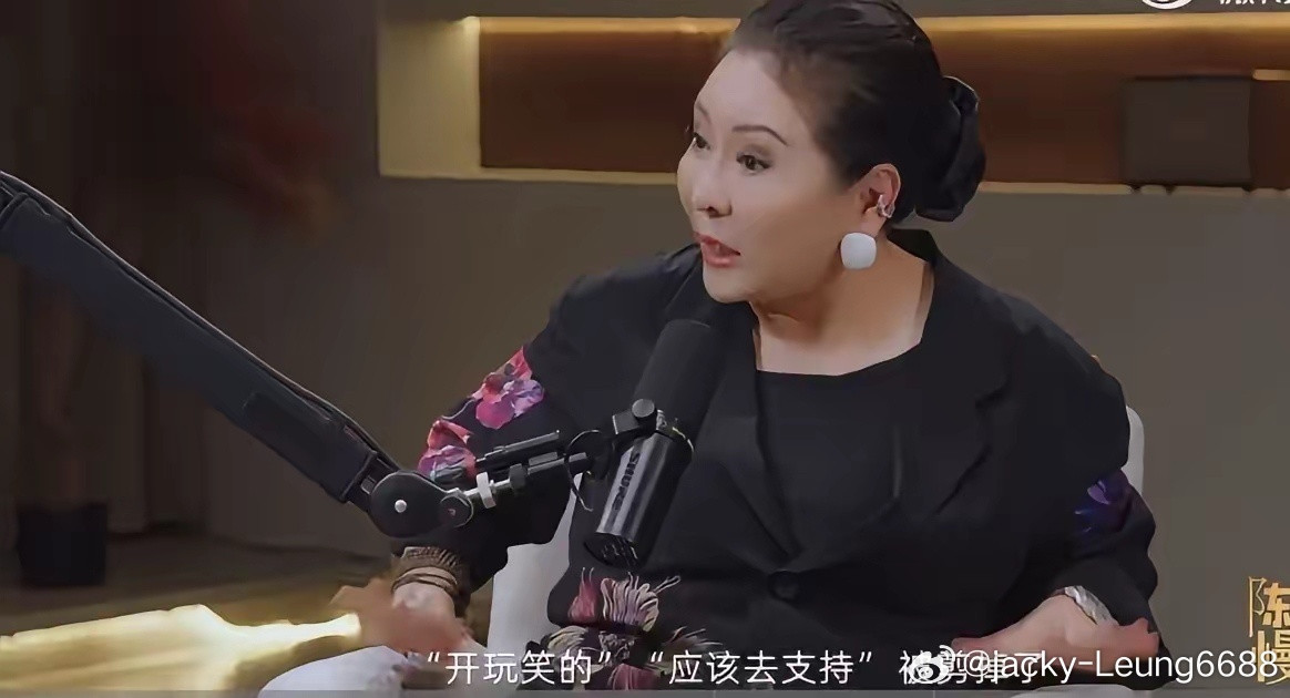 向太说：我最近在遭受一些网络暴力，未来我可能会和周星驰和好，但再也不会做回好朋友了。​​向太接受了鲁