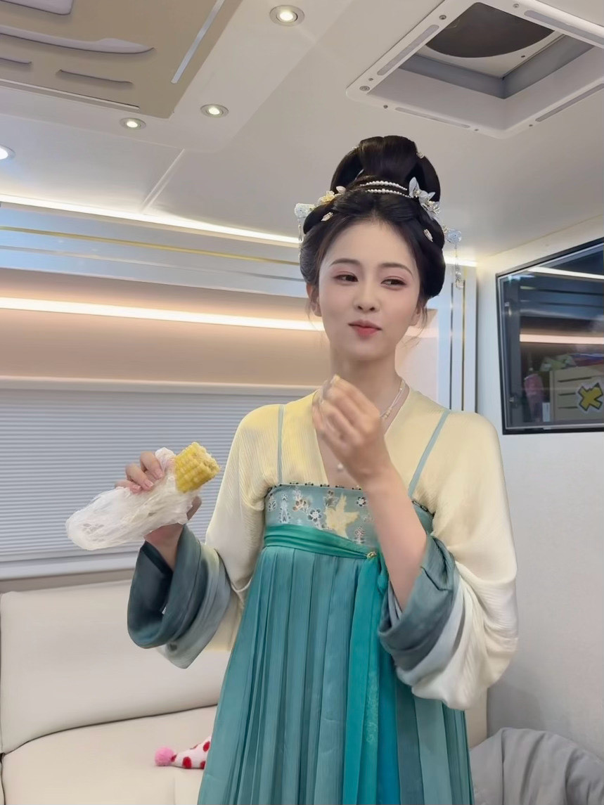 妈呀错过这么萌的白鹿太可爱了​​​