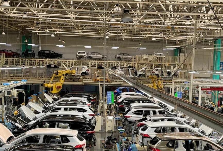 一个赚了402亿，一个利润跌了26%。同样是卖车，比亚迪和丰田2025年走向了两