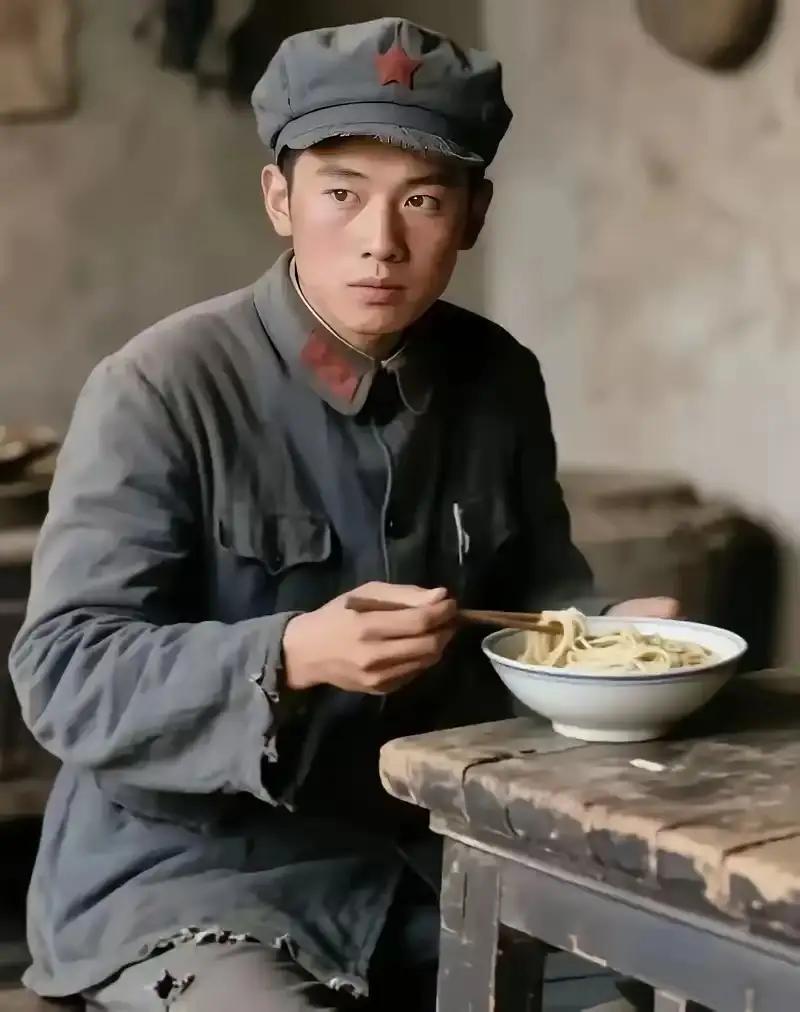 1937年，一老乡给西路军电台台长耿锡祥做了一碗面条。耿锡祥狼吞虎咽时无意中一抬