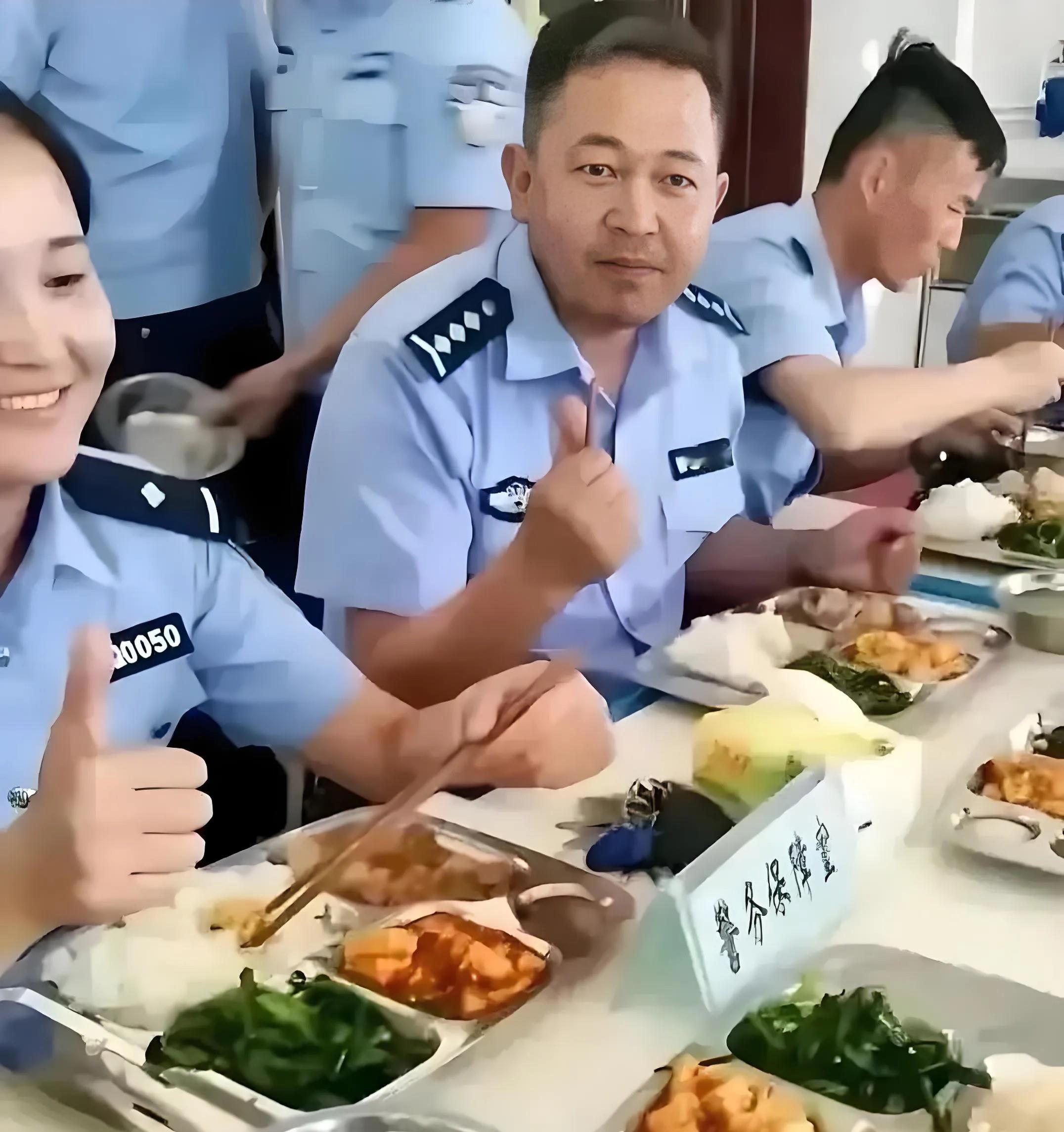 哪位体制内领导出来说说，这俩种制服啥区别？