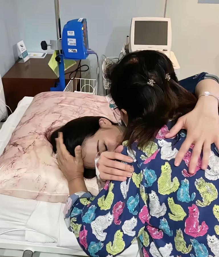 探视他信之后，佩通坦进了急诊室，这些天她压力太大了！与其说见完父亲就病倒了，不