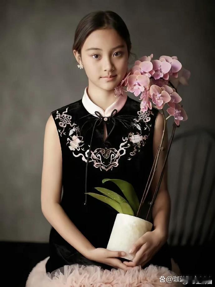 李小璐的女儿已出落得亭亭玉立，眉眼间与贾乃亮颇为相似，气质清新，未来可期。​​
