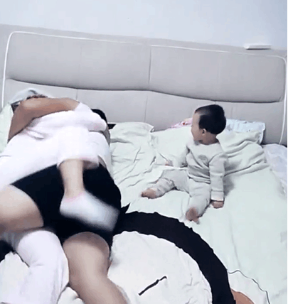 实拍: 爸妈在孩子面前秀恩爱, 宝宝的做出这种反应, 网友要被萌坏了